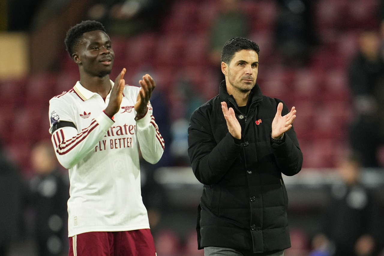 Bukayo Saka a Mikel Arteta
